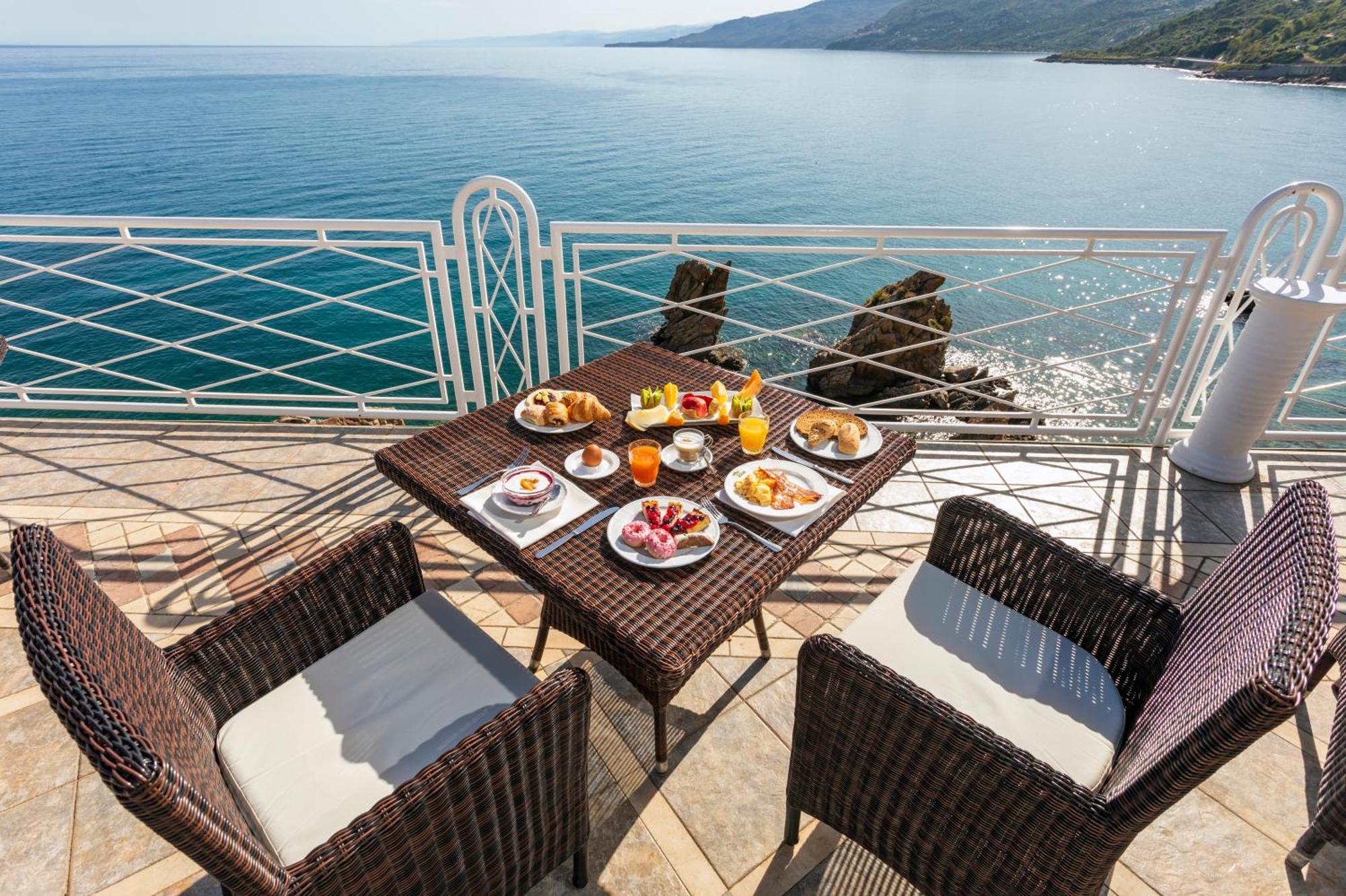 Hotel Kalura Чефалу Екстериор снимка