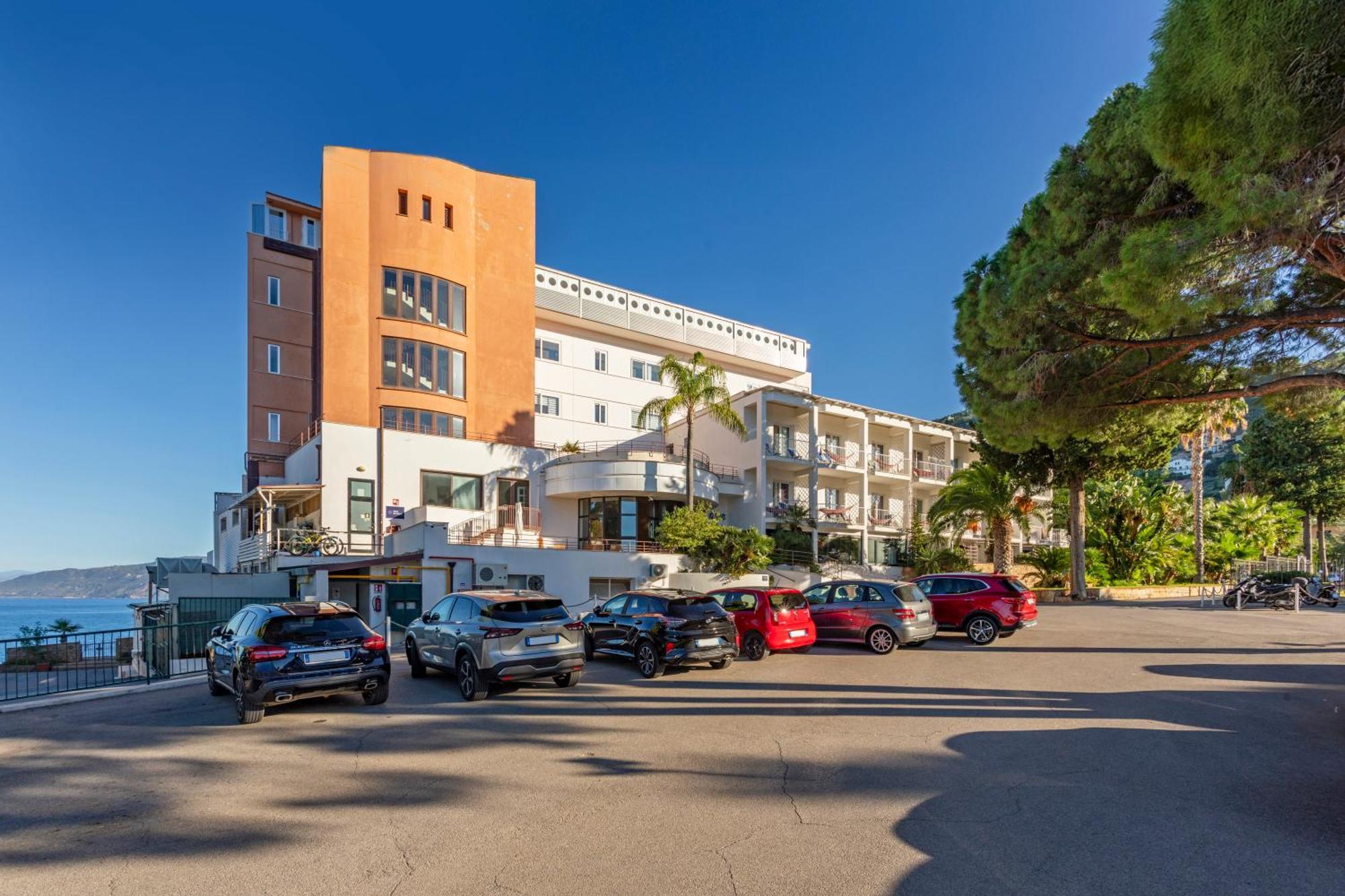 Hotel Kalura Чефалу Екстериор снимка