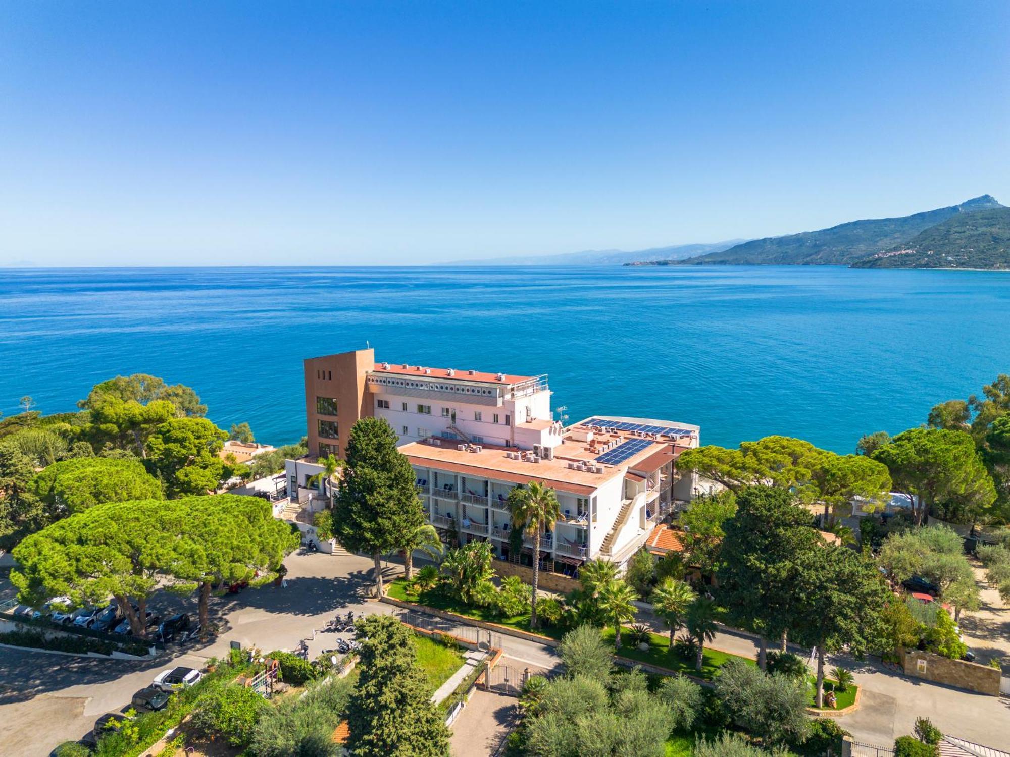 Hotel Kalura Чефалу Екстериор снимка